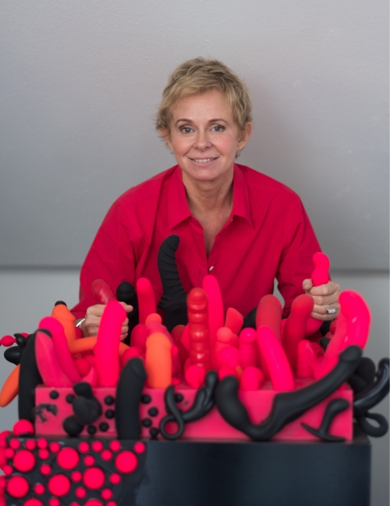 Onze Vrouw tussen piemels van plastiek op bezoek in de dildofabriek